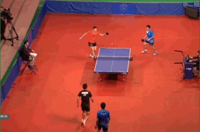 张继科搂妹子手把手教打球 网友:放开那个女孩 张继科搂妹子手把手教打球 网友:放开那个女孩