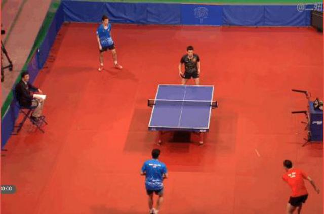 张继科搂妹子手把手教打球 网友:放开那个女孩 张继科搂妹子手把手教打球 网友:放开那个女孩