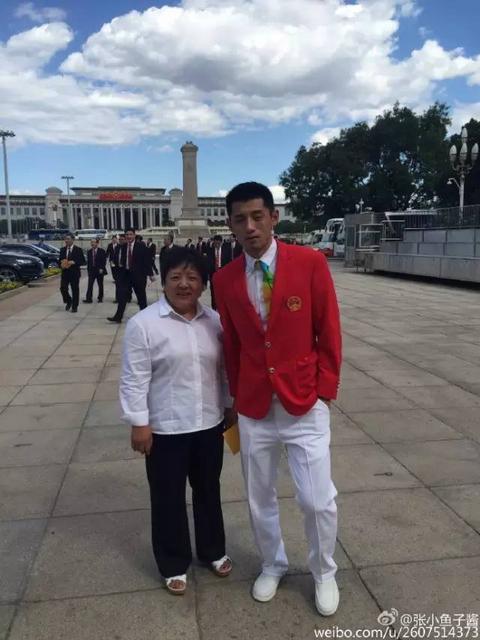 张继科搂妹子手把手教打球 网友:放开那个女孩 张继科搂妹子手把手教打球 网友:放开那个女孩