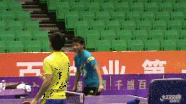 张继科搂妹子手把手教打球 网友:放开那个女孩 张继科搂妹子手把手教打球 网友:放开那个女孩