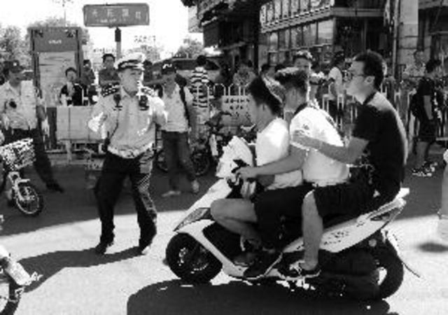 无照摩托司机逃避检查摔伤