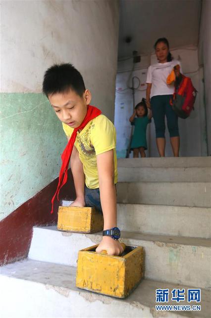 组图:实拍青岛11岁无腿少年 以手代脚站了起来