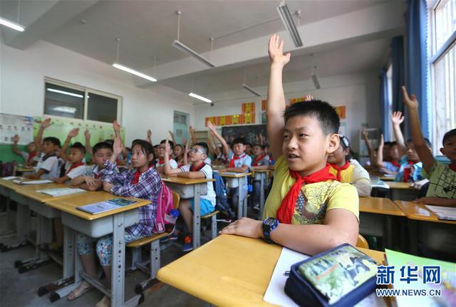 组图:实拍青岛11岁无腿少年 以手代脚站了起来