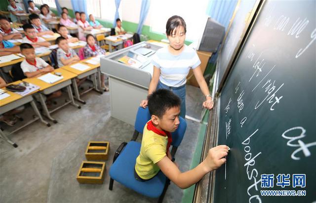 组图:实拍青岛11岁无腿少年 以手代脚站了起来