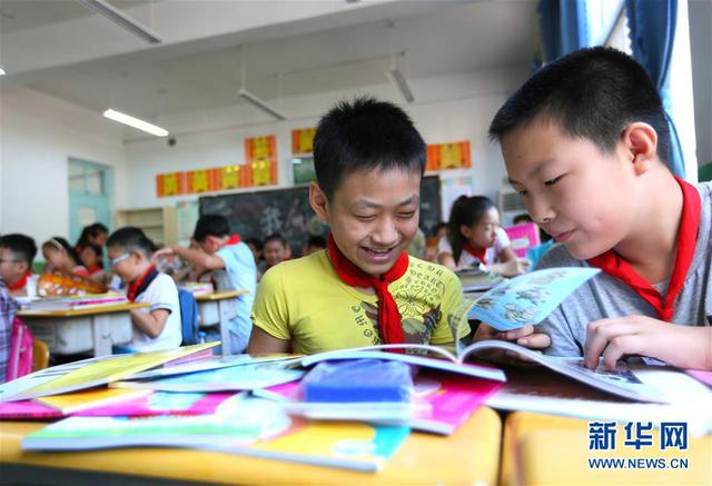 组图:实拍青岛11岁无腿少年 以手代脚站了起来