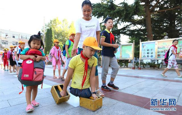 组图:实拍青岛11岁无腿少年 以手代脚站了起来