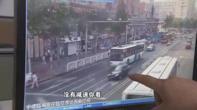 酒司机引发三车追尾 叫来黑衣男子大闹执法现场