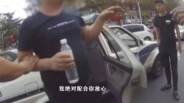 酒司机引发三车追尾 叫来黑衣男子大闹执法现场