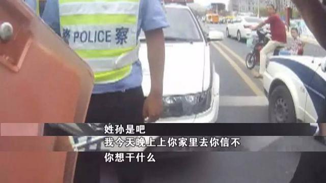 酒司机引发三车追尾 叫来黑衣男子大闹执法现场