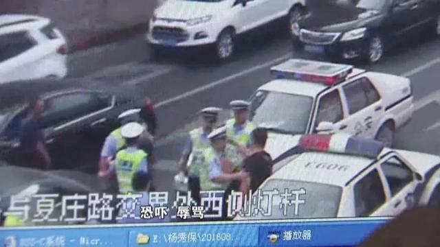 酒司机引发三车追尾 叫来黑衣男子大闹执法现场