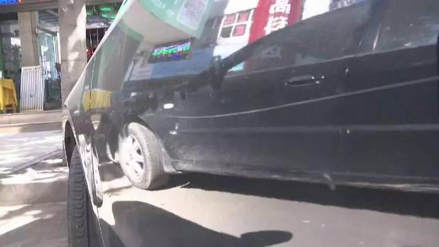 组图:沈阳支路多辆车被下黑手 男子边走边划车