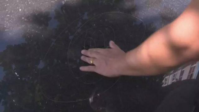 组图:沈阳支路多辆车被下黑手 男子边走边划车