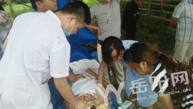 救护车遭车祸 女护士口鼻流血忍剧痛救病人