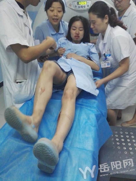 救护车遭车祸 女护士口鼻流血忍剧痛救病人