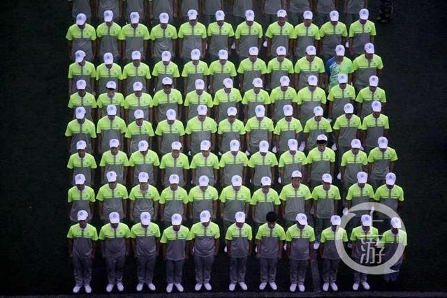 重庆一高校新生穿荧光衣军训 亮瞎眼！