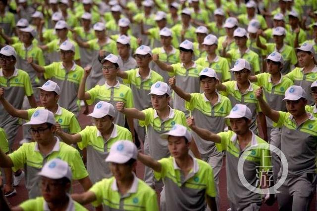 重庆一高校新生穿荧光衣军训 亮瞎眼！