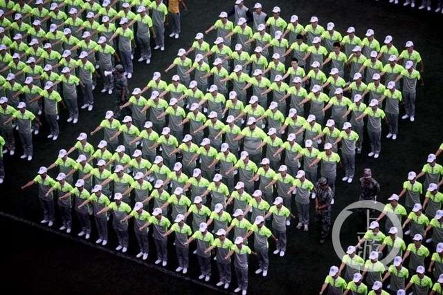 重庆一高校新生穿荧光衣军训 亮瞎眼！