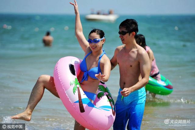 高清:青岛海水浴场游客扎堆 比基尼美女颜值高