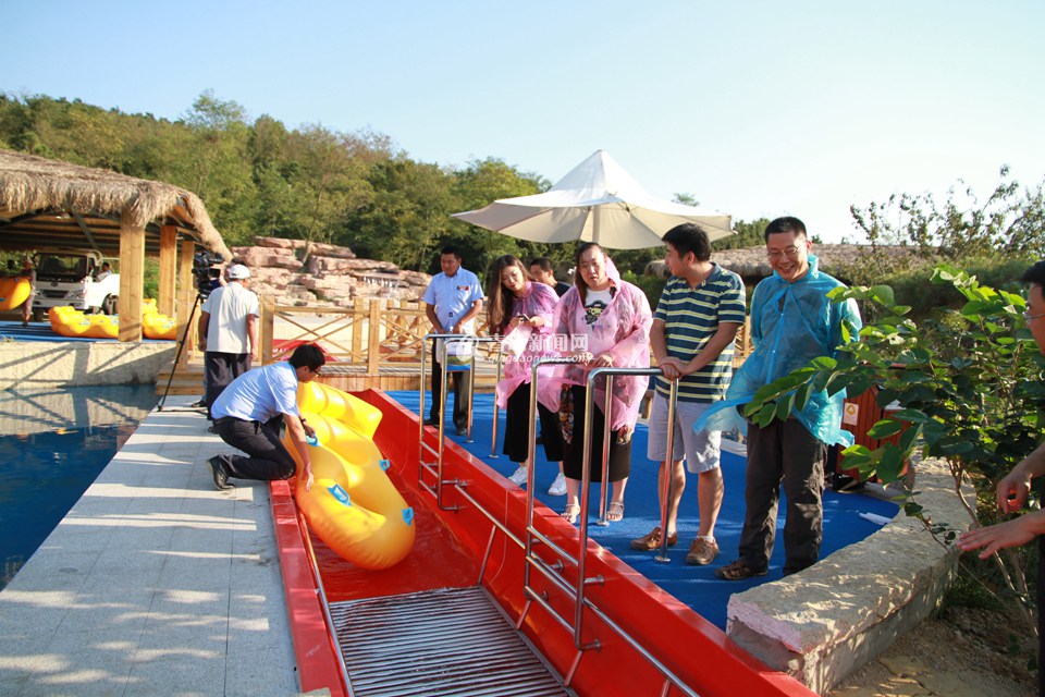 西海岸观光园又添一景 彩虹漂流华丽亮相