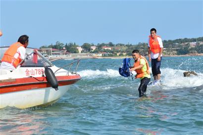 游客贪恋海景被困 青岛一公司老总豁命救人(图)