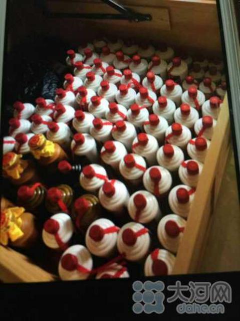 郑州一饭店出内鬼 服务员用假酒调包顾客茅台 郑州一饭店出内鬼 服务员用假酒调包顾客茅台