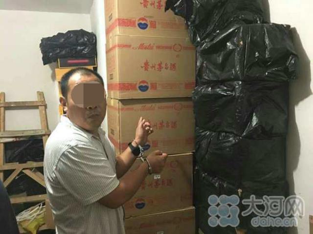郑州一饭店出内鬼 服务员用假酒调包顾客茅台 郑州一饭店出内鬼 服务员用假酒调包顾客茅台