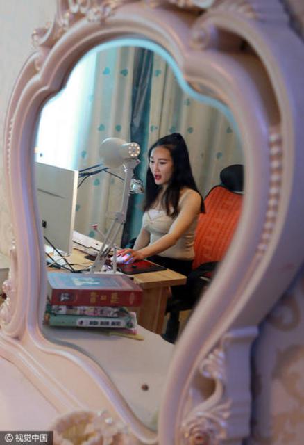 镜头背后的主播们:女的靠长相 男的靠耍宝