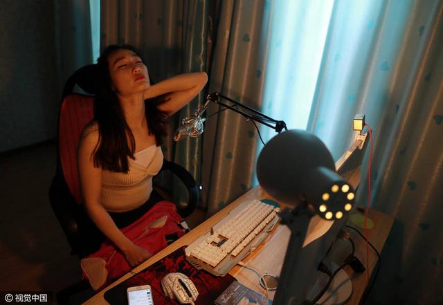 镜头背后的主播们:女的靠长相 男的靠耍宝