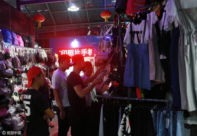 镜头背后的主播们:女的靠长相 男的靠耍宝