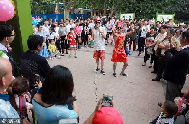 镜头背后的主播们:女的靠长相 男的靠耍宝