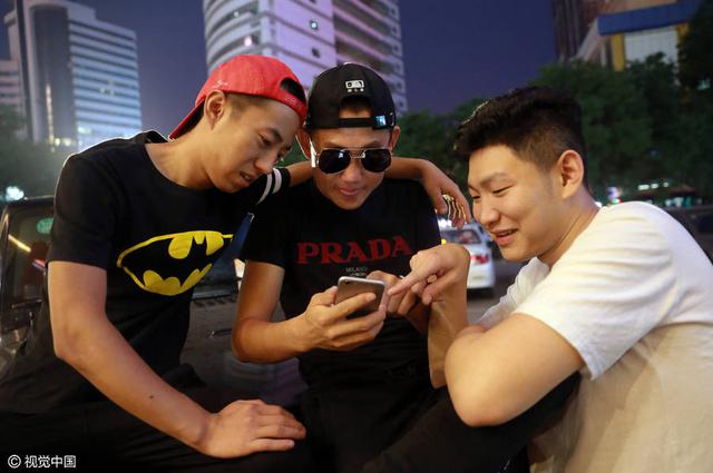 镜头背后的主播们:女的靠长相 男的靠耍宝