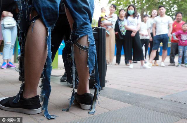 镜头背后的主播们:女的靠长相 男的靠耍宝