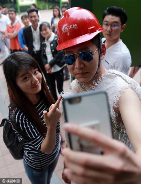 镜头背后的主播们:女的靠长相 男的靠耍宝