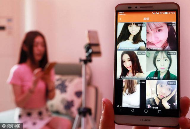 镜头背后的主播们:女的靠长相 男的靠耍宝