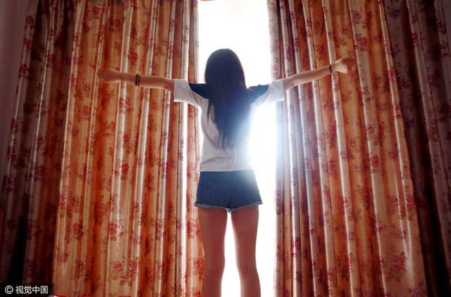 镜头背后的主播们:女的靠长相 男的靠耍宝