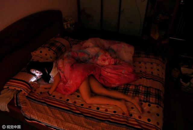 镜头背后的主播们:女的靠长相 男的靠耍宝