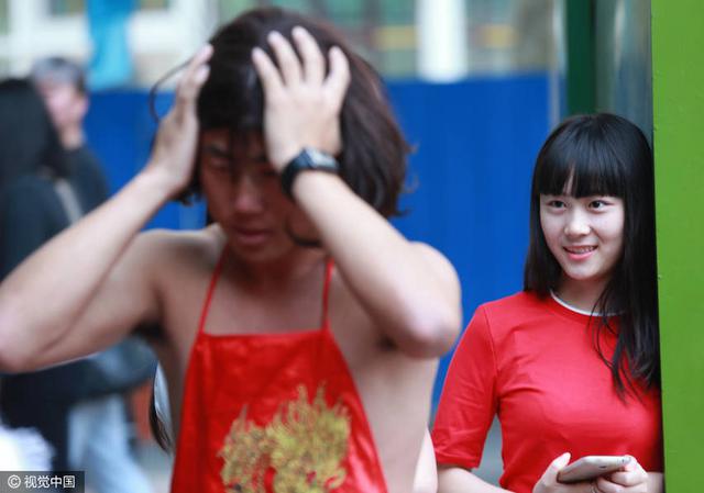 镜头背后的主播们:女的靠长相 男的靠耍宝