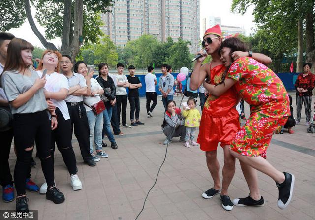 镜头背后的主播们:女的靠长相 男的靠耍宝