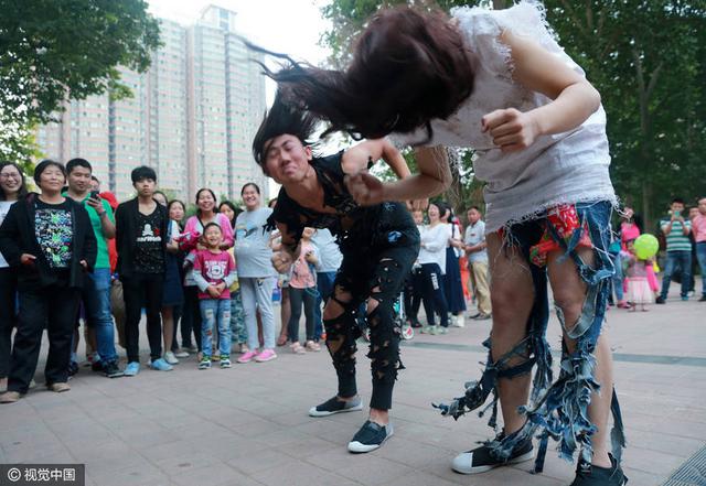 镜头背后的主播们:女的靠长相 男的靠耍宝