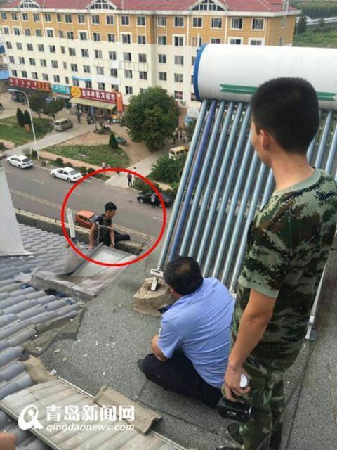 金项链也没挽回新婚娇妻 男子买醉欲跳楼(图) 金项链也没挽回新婚娇妻 男子买醉欲跳楼(图)