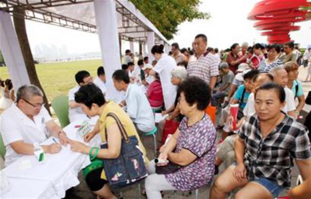 上万市民家门口看上专家号 义诊场面火爆(图) 上万市民家门口看上专家号 义诊场面火爆(图)