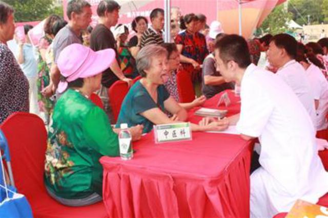 上万市民家门口看上专家号 义诊场面火爆(图) 上万市民家门口看上专家号 义诊场面火爆(图)