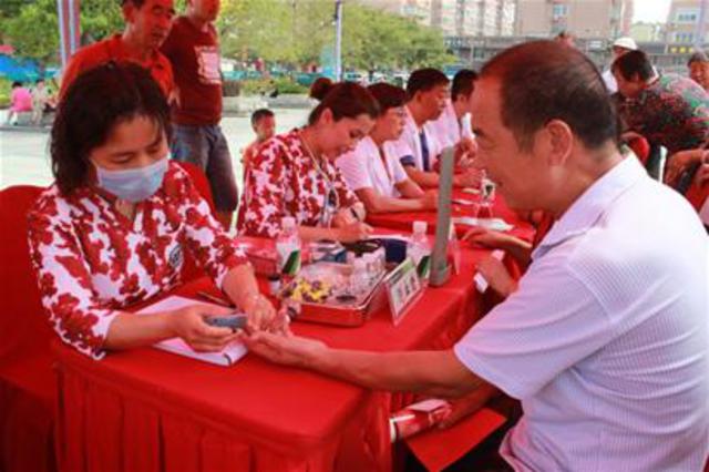 上万市民家门口看上专家号 义诊场面火爆(图) 上万市民家门口看上专家号 义诊场面火爆(图)