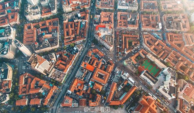 高清：航拍青岛老城区 俯瞰红瓦绿树碧海蓝天