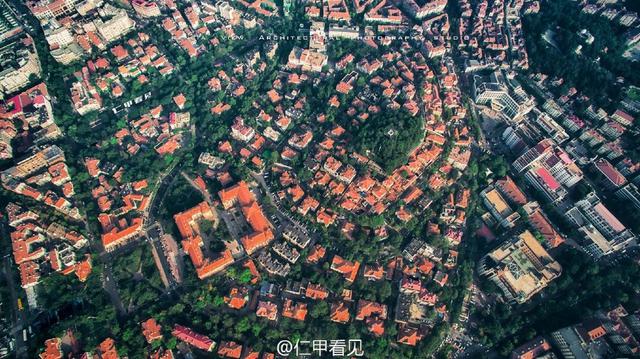 高清：航拍青岛老城区 俯瞰红瓦绿树碧海蓝天