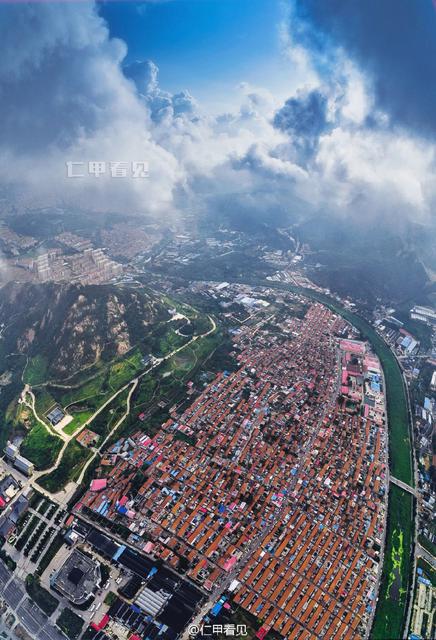 高清：航拍青岛老城区 俯瞰红瓦绿树碧海蓝天