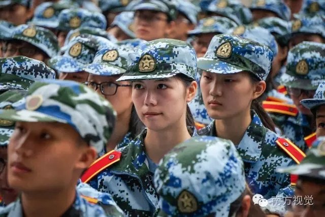 又是一年新生入学季：广州高校军训女生颜值高