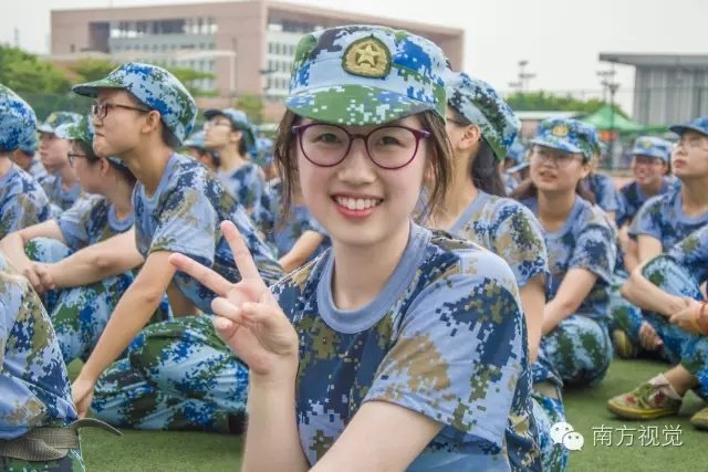 又是一年新生入学季：广州高校军训女生颜值高