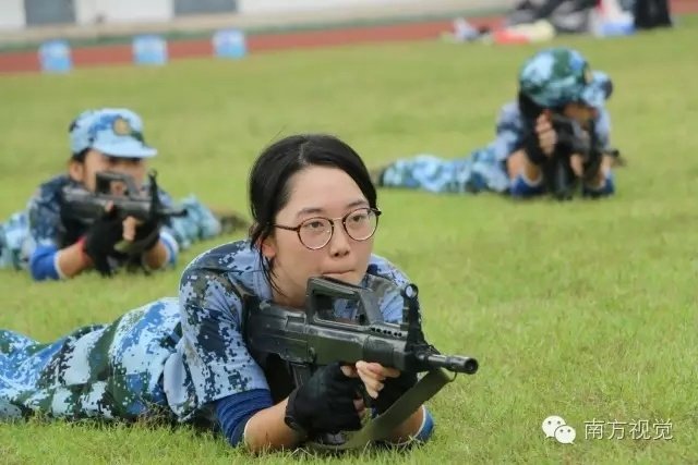 又是一年新生入学季：广州高校军训女生颜值高