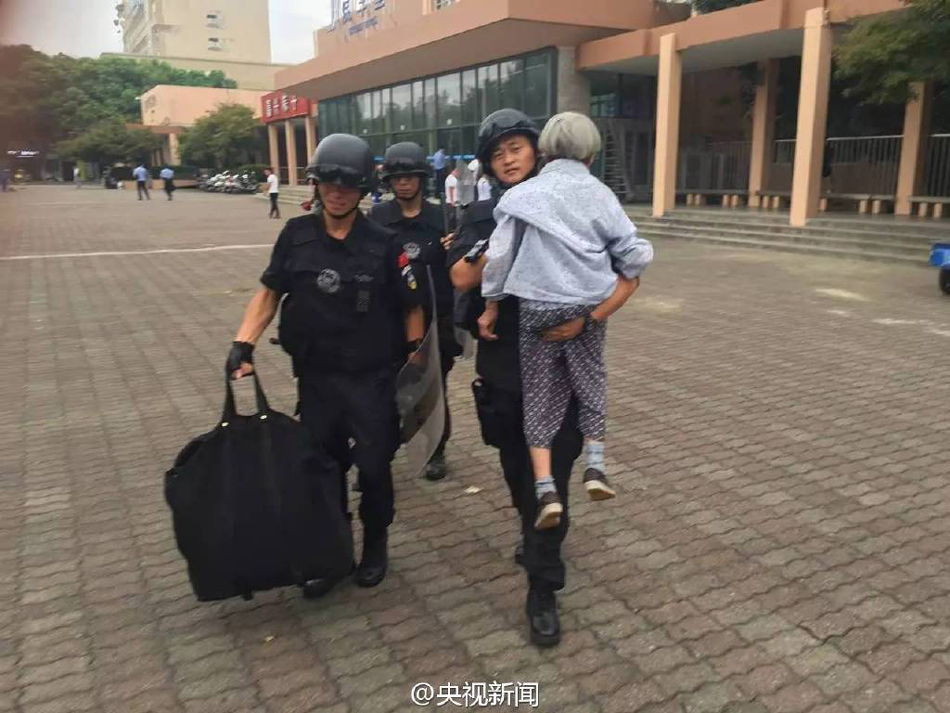 特警抱80岁老奶奶狂奔 只为让她赶上火车【6】